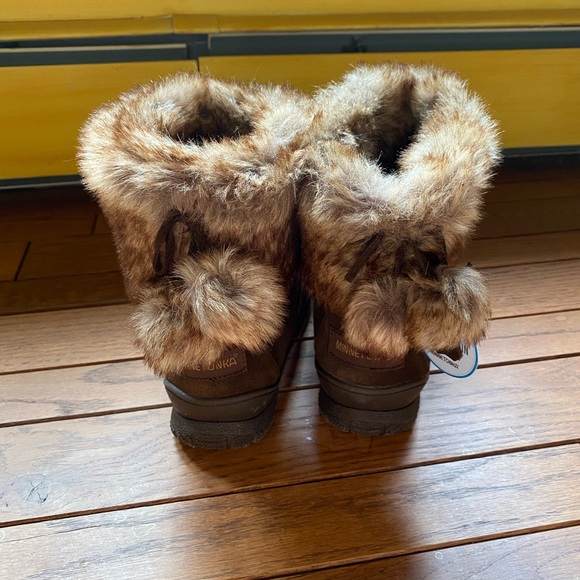 NEW: Minnetonka Suede Fur cuffed boots - Picture 2 of 4
